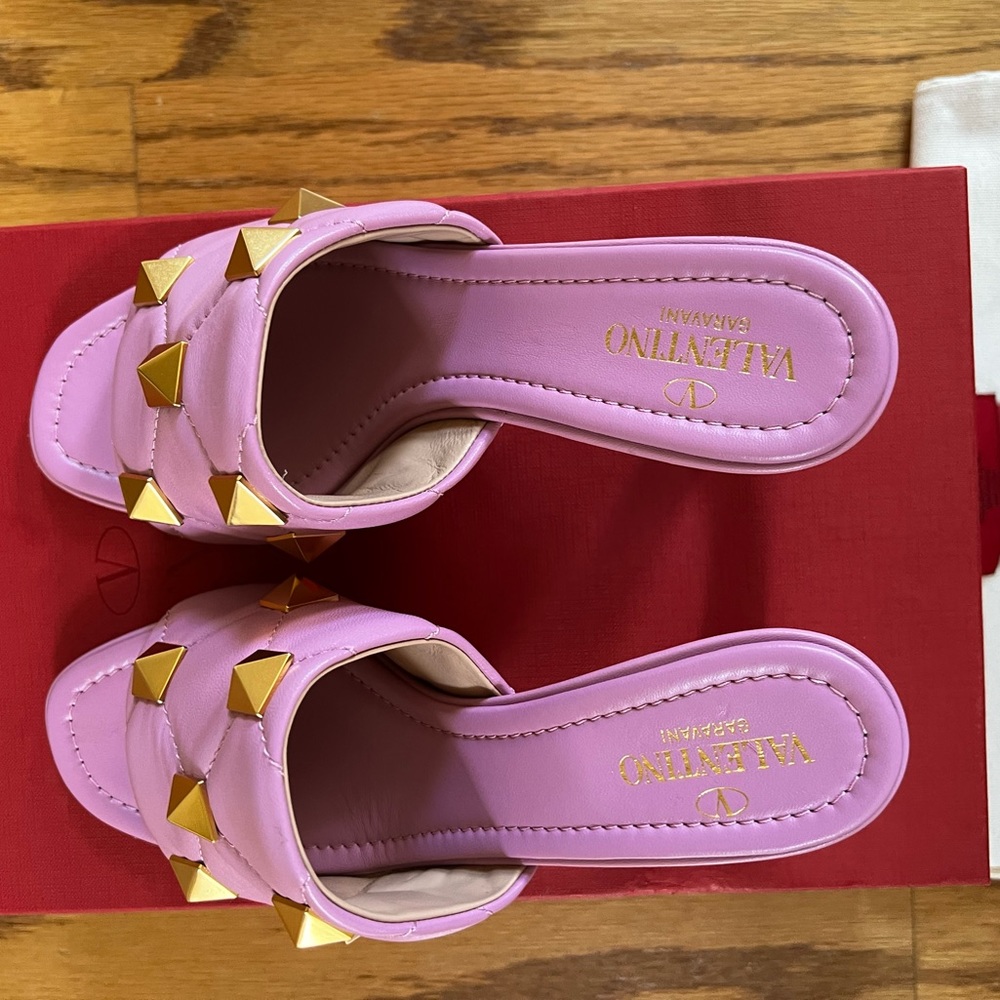 😊SOLD😊 Valentino Garavani Roman Stud Quilted Napa Slide Sandals in 37 - Picture 5 of 13